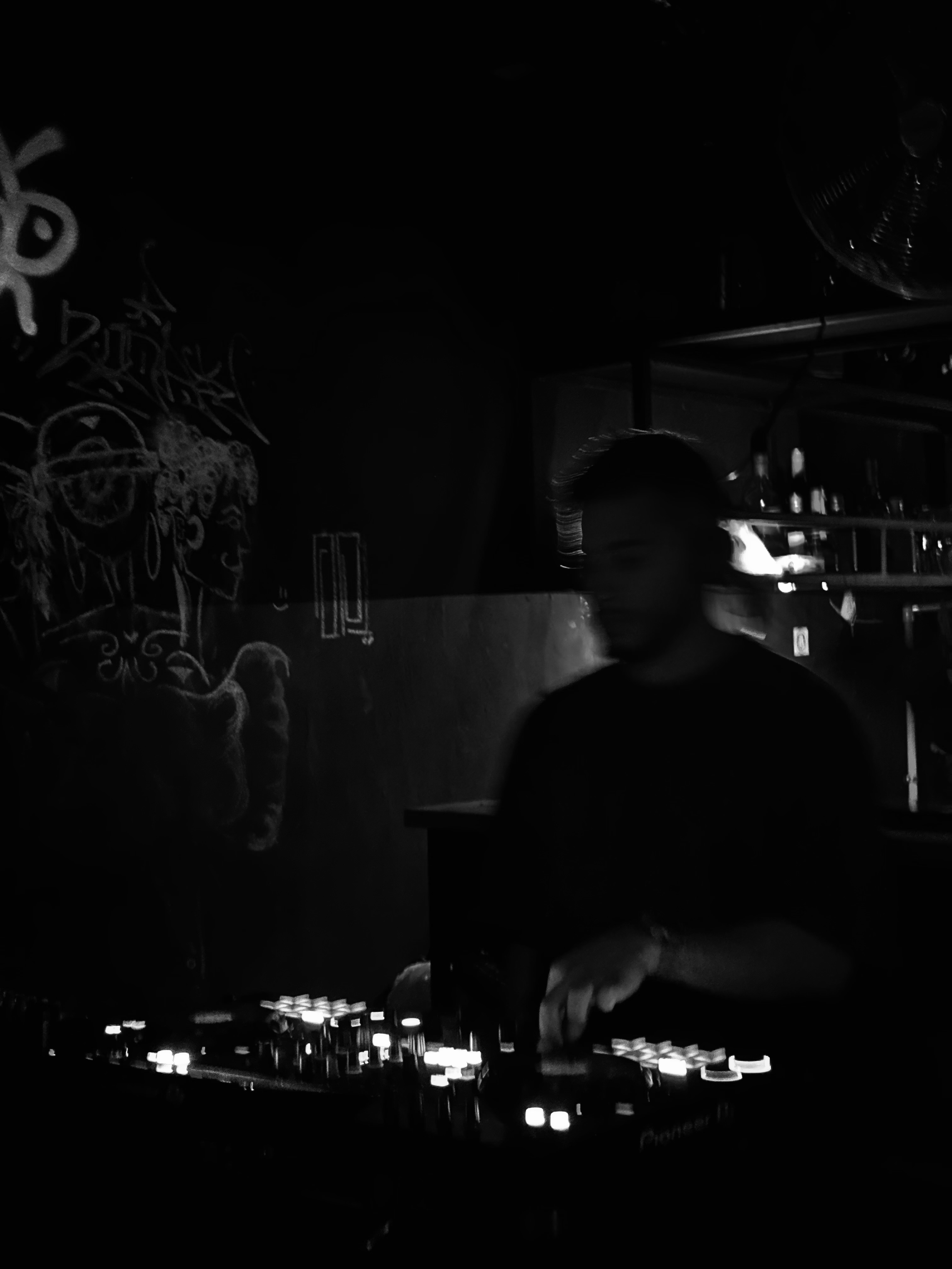 ZAG tocando en cabina con visuales de espirales LED